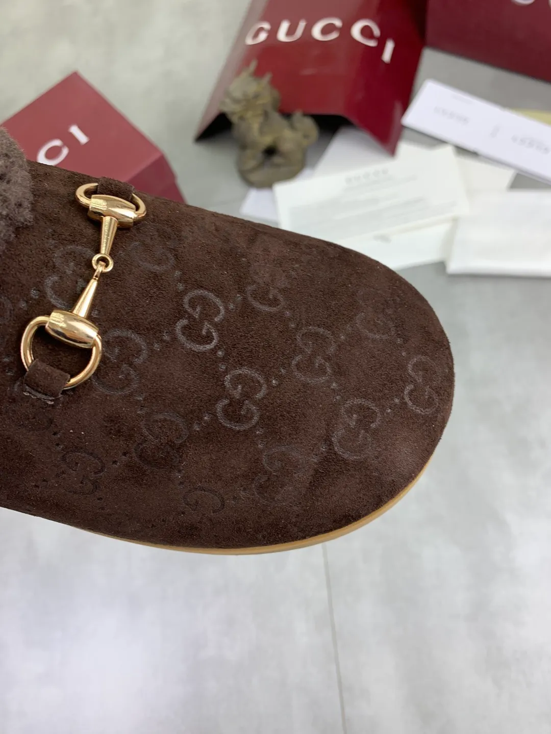 Men's shoes 💰P400 [New style] 💰 Women's half-flop 🆘 "Real wool" [GUCCI] 👉 Popular men's shoes official website synchronization 🔰 Quality [proud] is not comparable to the imitations in the general market 🌀 The upper is imported Italian frosted cowhide, and the lining: foot pad 🅰️ grade 🐑 real wool 👻 Only Grade A can show the effect The hand feels smooth and delicate 🔱The shoe shape is grand, only the factory can achieve it 🎄The perfect toughness of the original outsole 👻⬛️Only allows customers to bid farewell to one-time consumption. Real wool lining, super warm. 2️⃣Colors available Sizes: 35-44